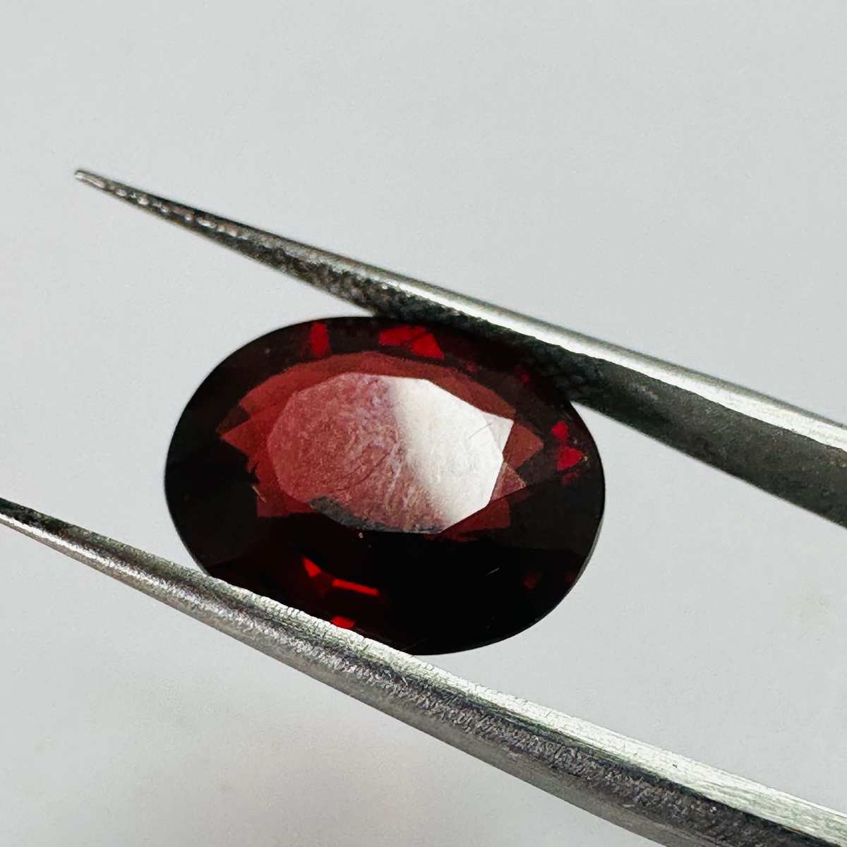 GARNET  OVAL 13.2MMX10.8MM  6.88CTS  DEEP RED