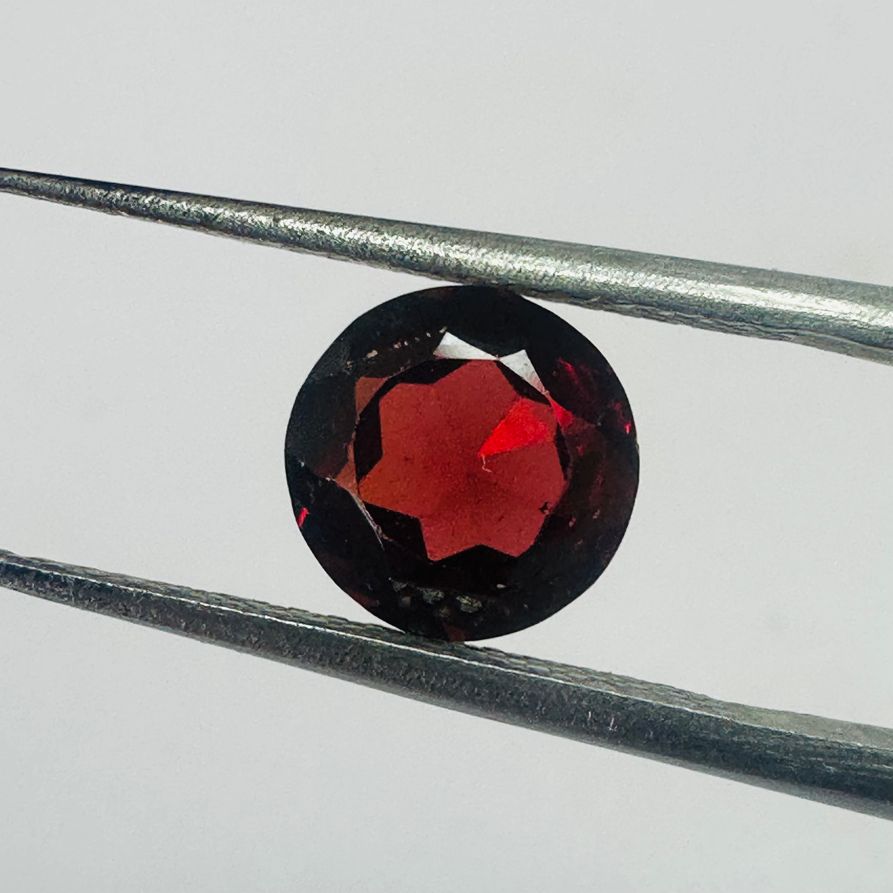 GARNET  ROUND 7.1MM  1.73CTS  RED image 3