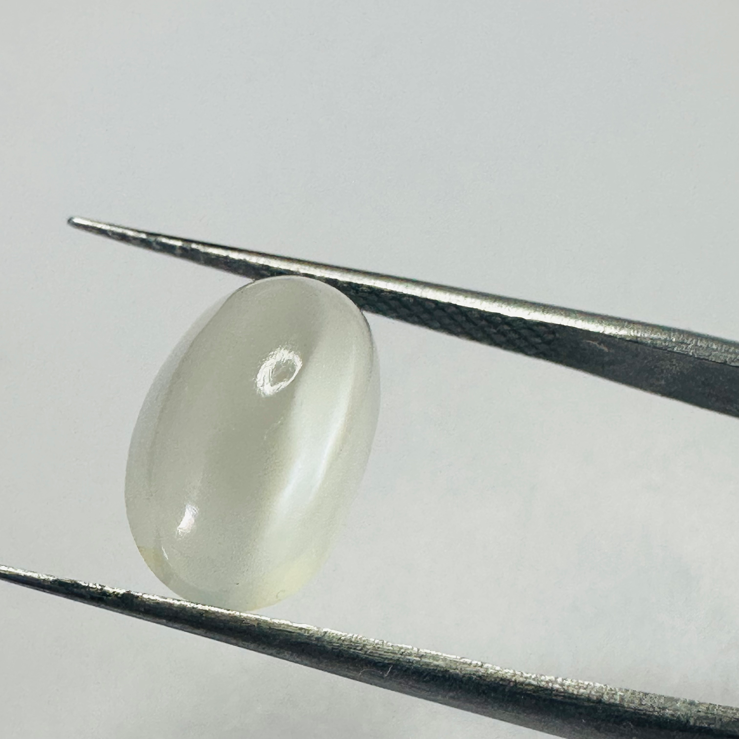 Moonstone  white moon oval 12.4mmx8mm  4.16cts image 0