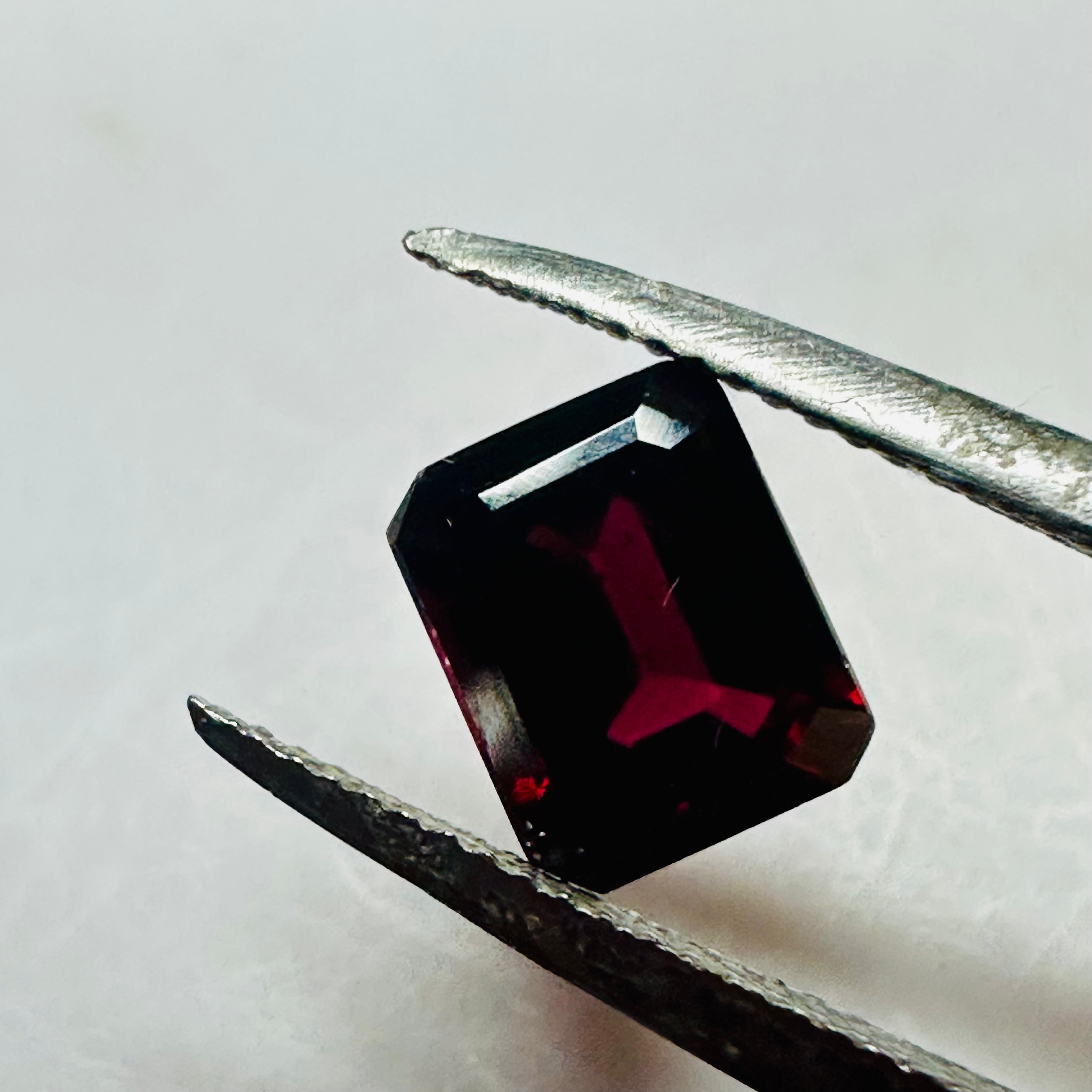 GARNET TRAP CUT   8MMX6MM 2.03CTS image 4