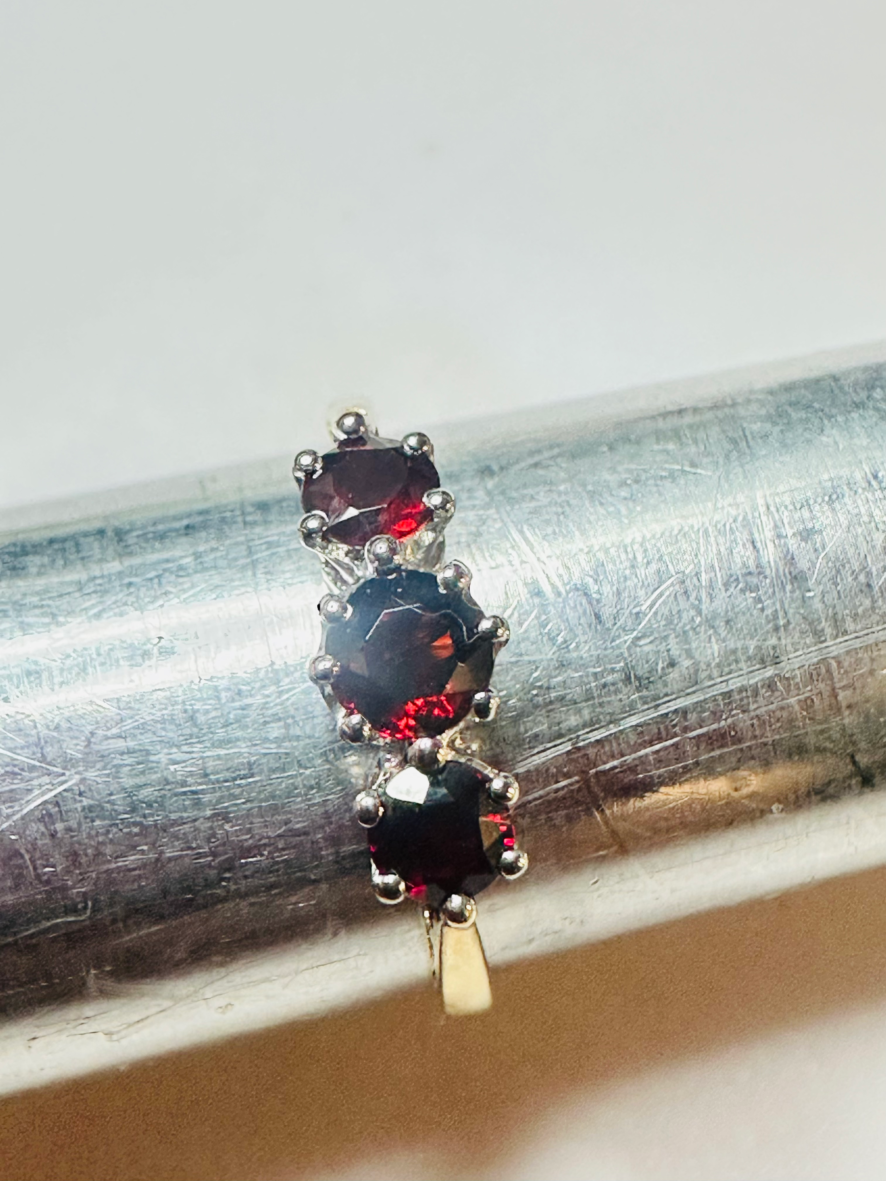 9ct Yellow gold 3 stone Red Garnet ring size J1/2 image 2