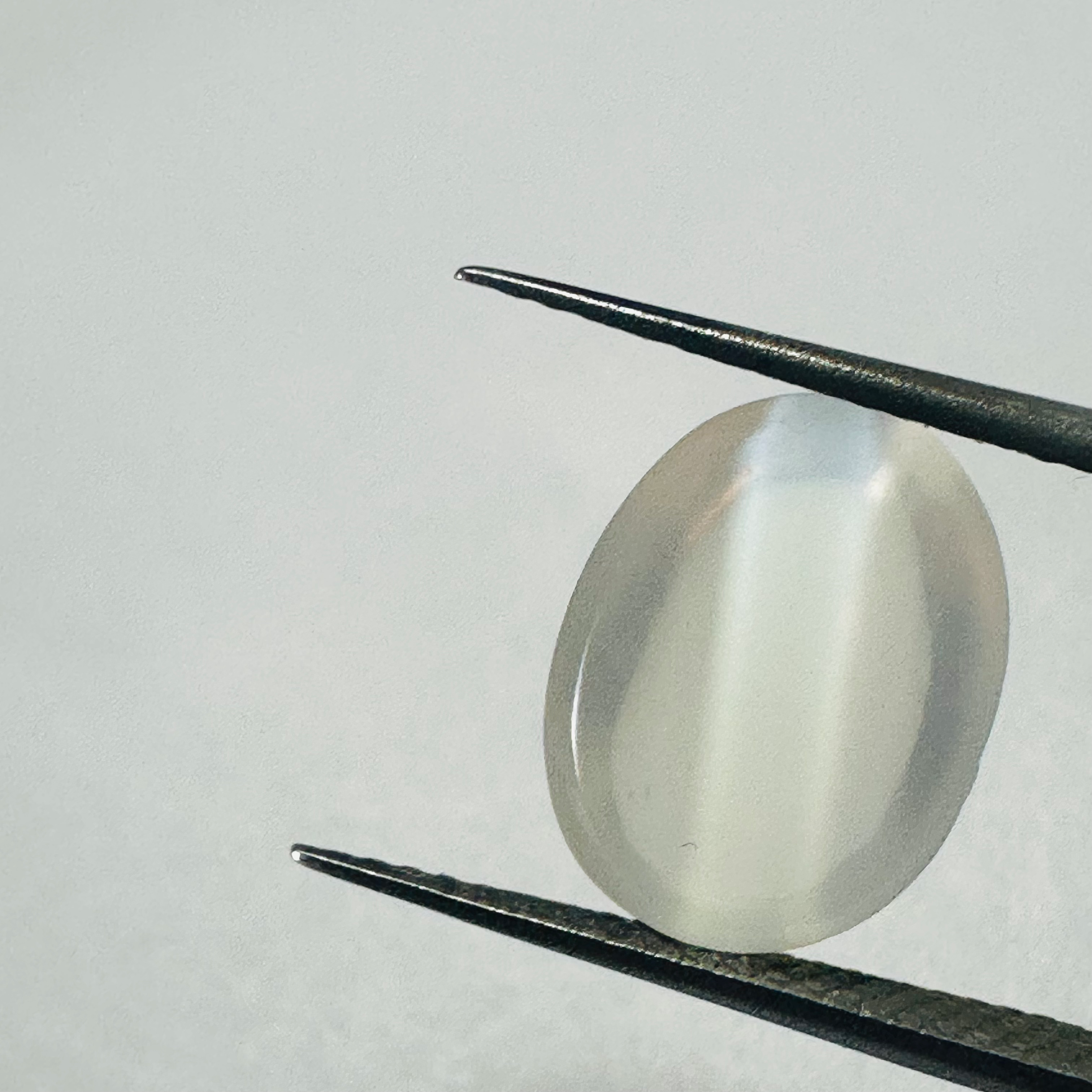 Moonstone  white moon oval 12mmx8mm  3.94cts image 2