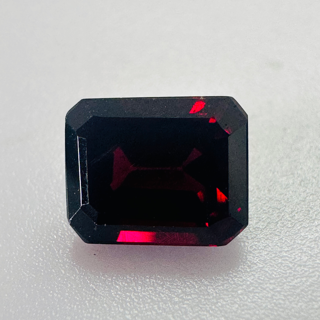 GARNET TRAP CUT   7.5MMX6MM 2.15CTS image 0