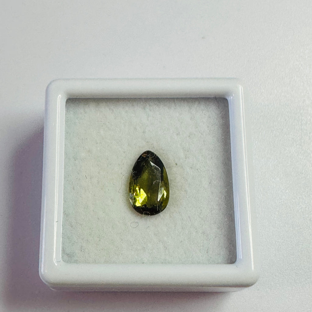 ANDALUSITE DROP  9MMX5MM.  1.24CTS GREEN TO RED image 5