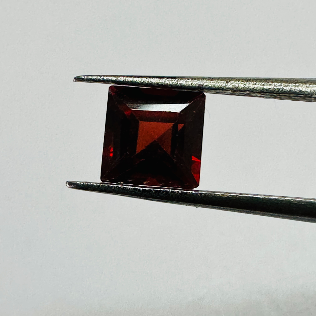 GARNET SQUARE 5MM  0.86CTS RED image 5