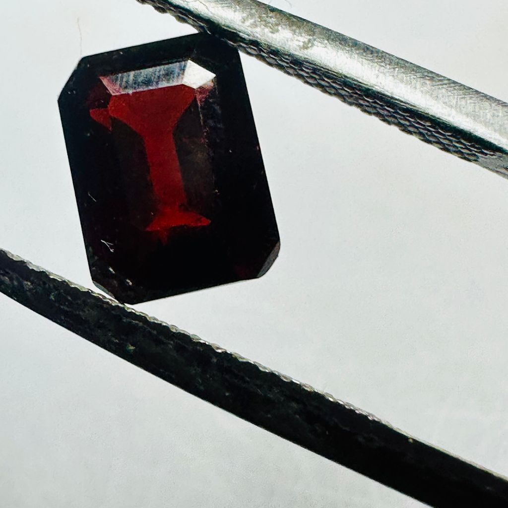 GARNET TRAP CUT   8MMX6MM 2.03CTS image 8