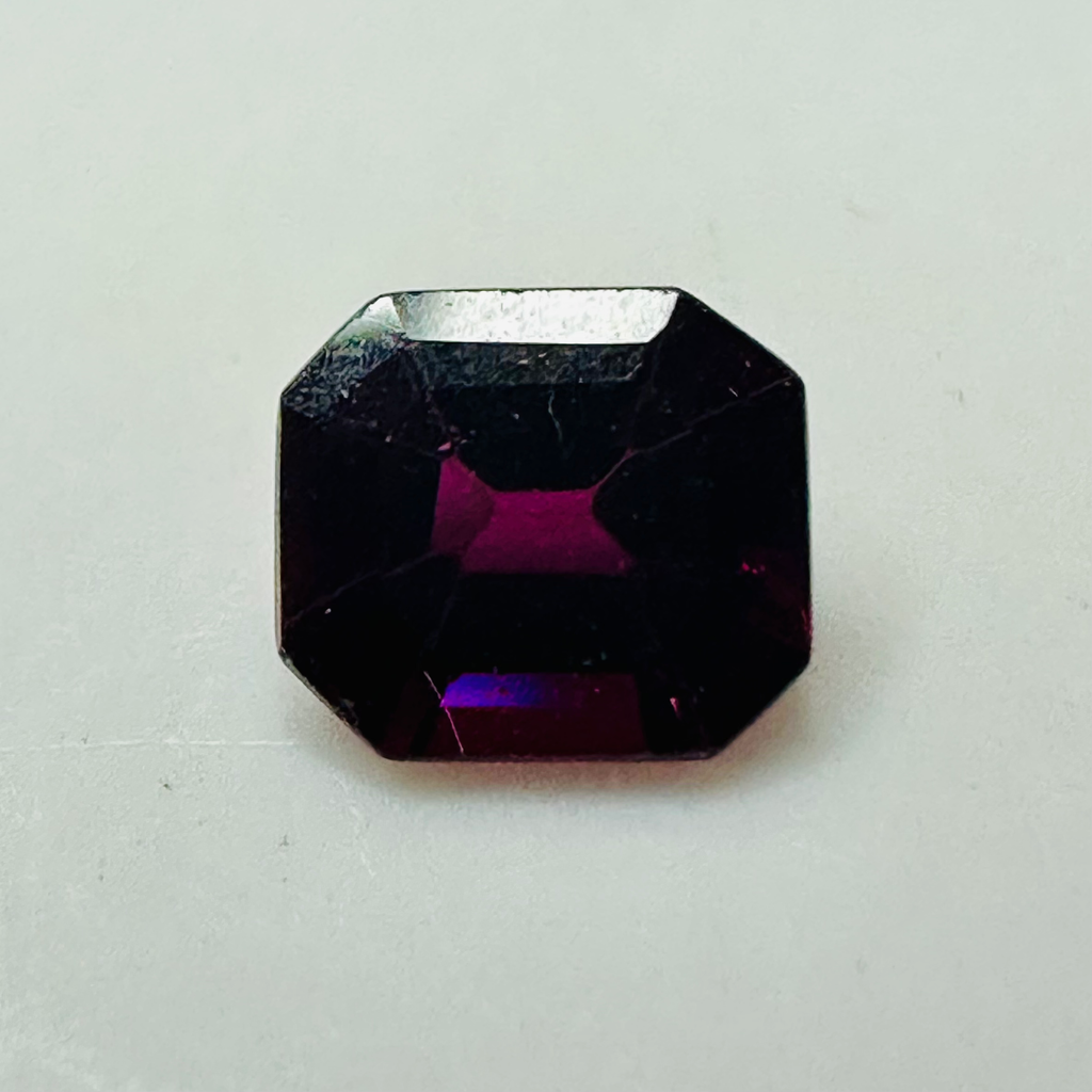 GARNET  RECTANGLE  5.5MMX 4.8MM 0.80CTS RED image 1