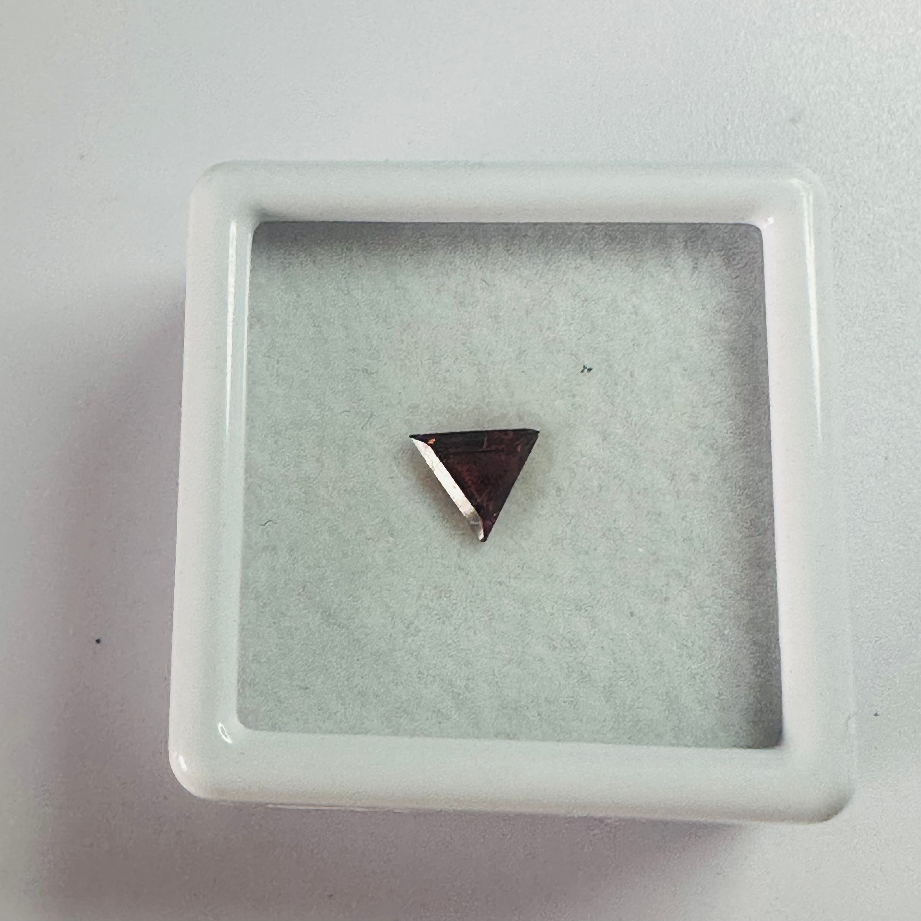 GARNET TRIANGLE 5MM  0.40CTS RED image 1