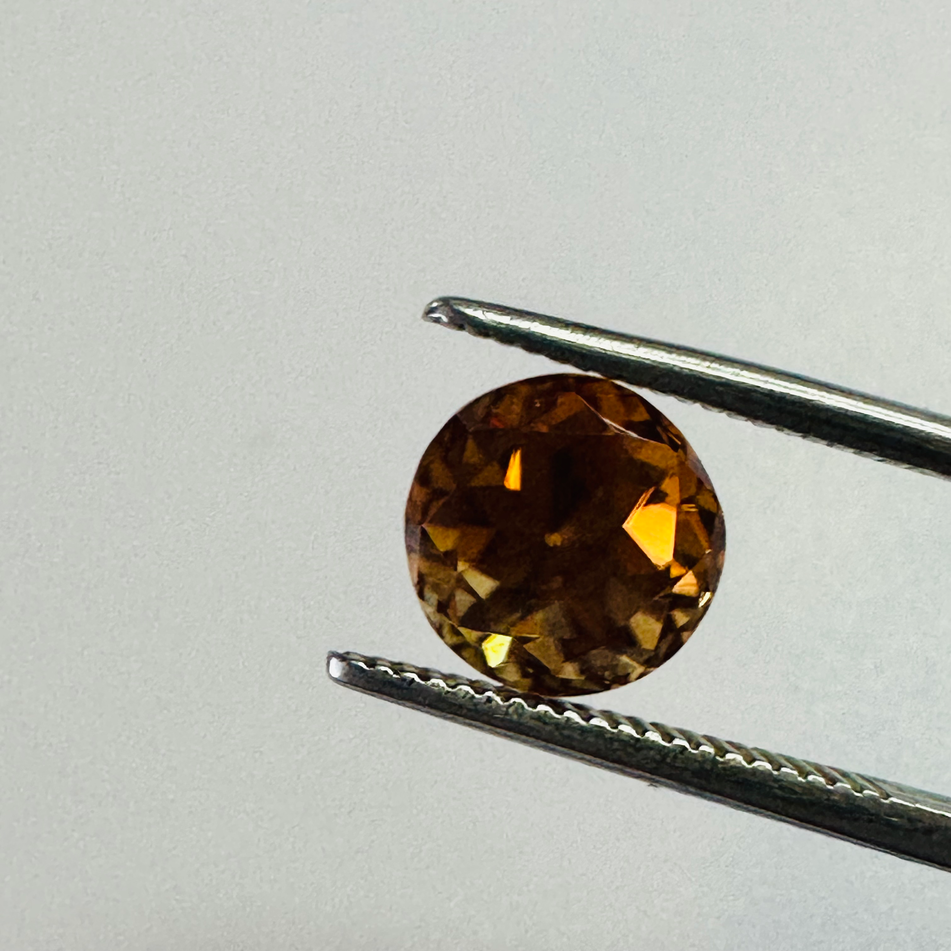 ZIRCON GOLDEN ROUND 7.7MM  3.23CTS image 3