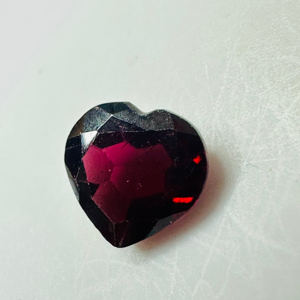 GARNET HEART CUT 8MMX7.8MM  2.07CTS  DEEP RED image 1