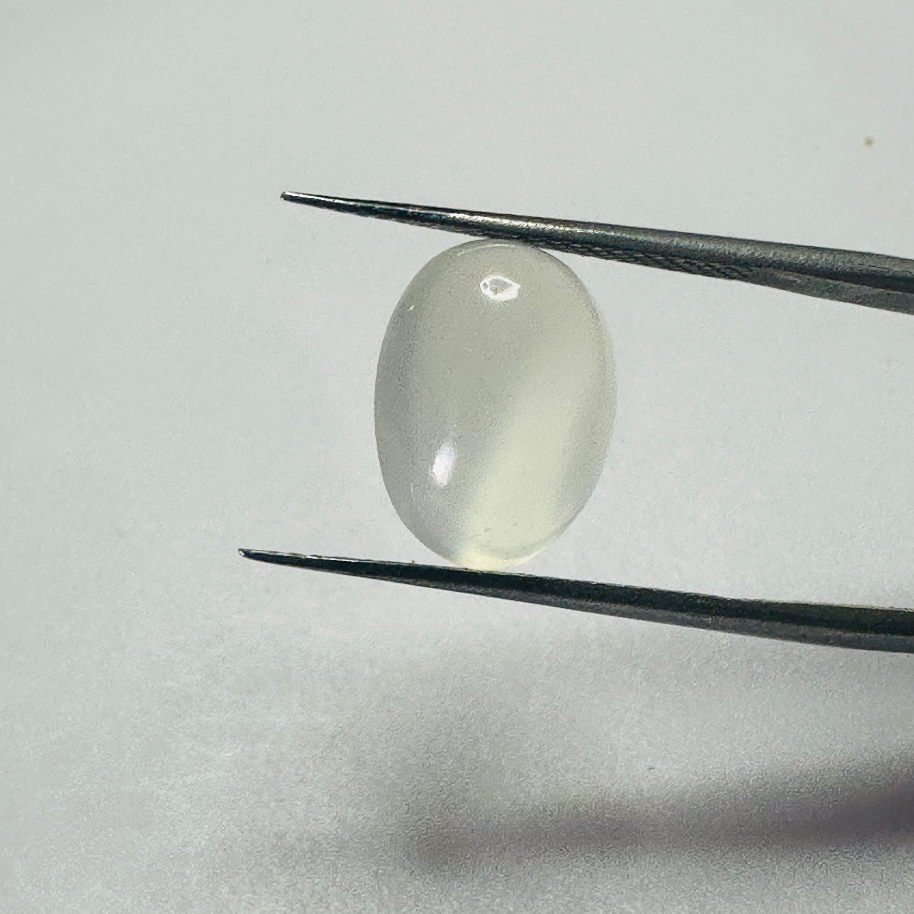 Moonstone  white moon oval 12mmx8mm  3.94cts image 1