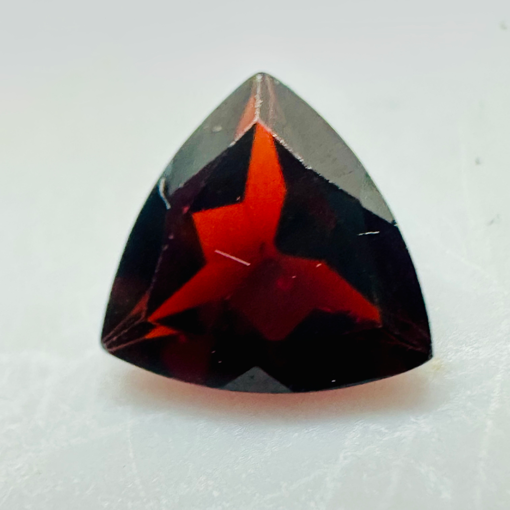 GARNET TRILLION 7MM  1.13CTS image 3