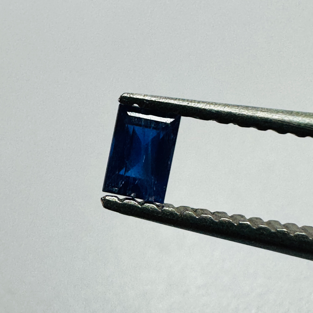 BLUE SAPPHIRE 3.8MM X 2.1MM     0.20CTS image 1