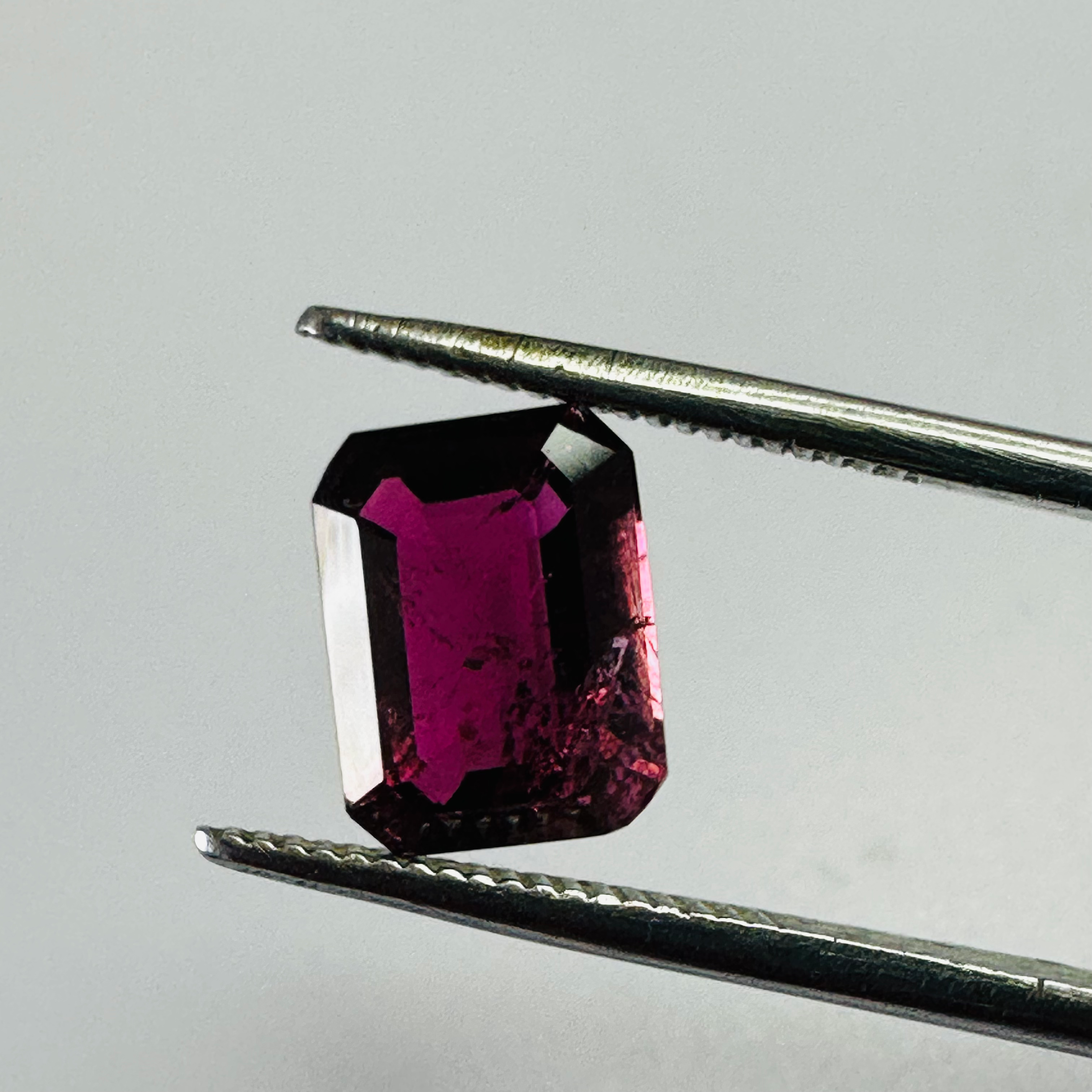 GARNET TRAP CUT   9MMX6.8MM 1.96CTS image 2