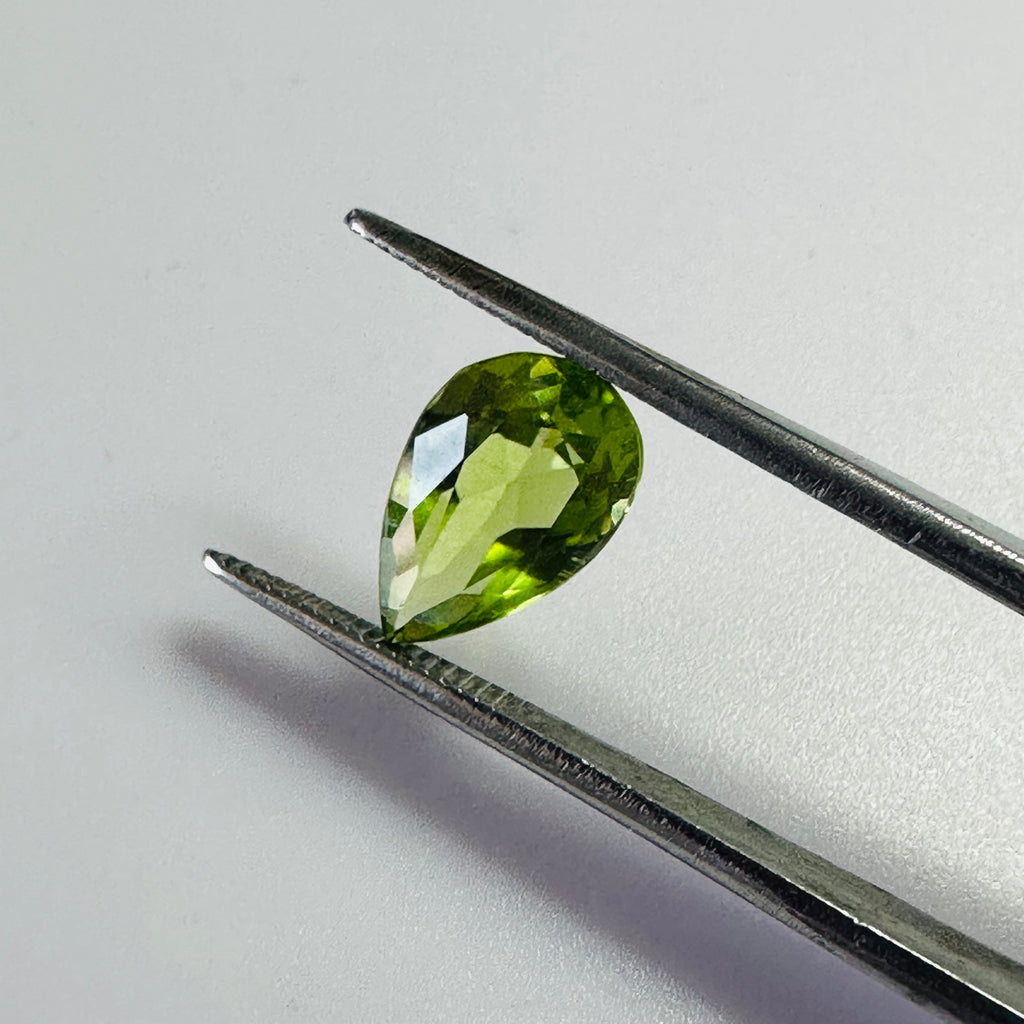 PERIDOT  DROP 11.5MMX7.1MM  2.85CTS image 1