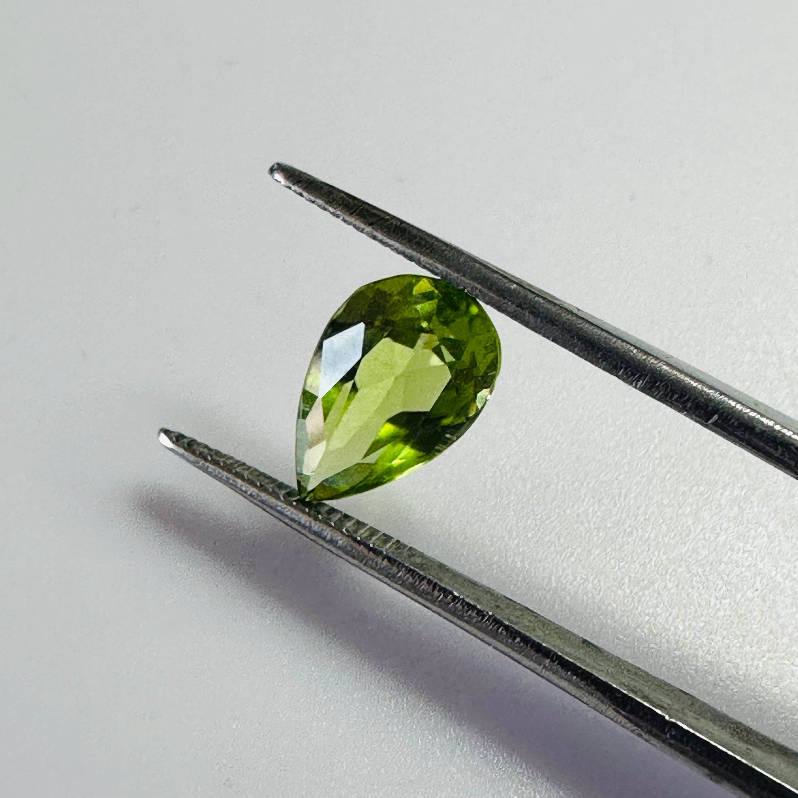 PERIDOT  DROP 11.5MMX7.1MM  2.85CTS image 1