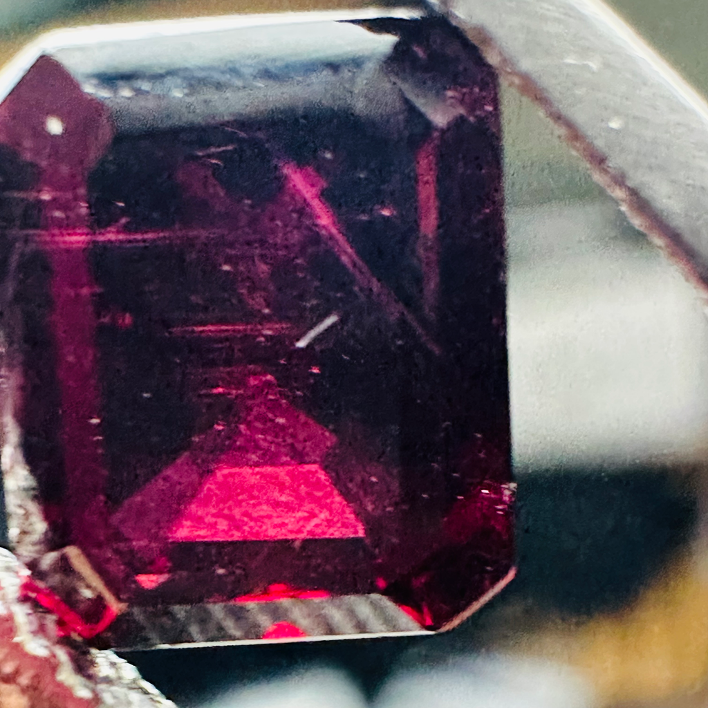 GARNET TRAP CUT   8MMX6MM 2.03CTS image 5