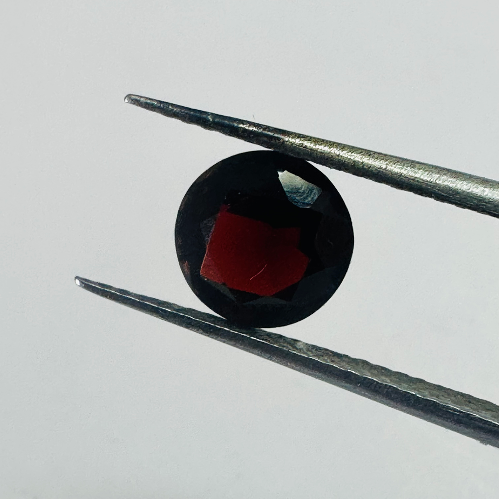 GARNET  ROUND 7MM  1.40CTS  DEEP RED image 2