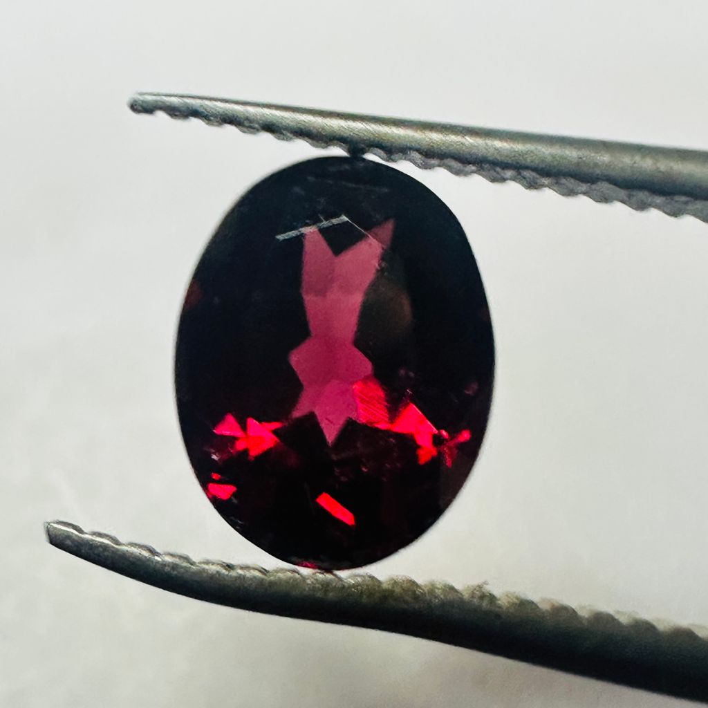 GARNET OVAL 9MMX7MM   1.90CTS image 1