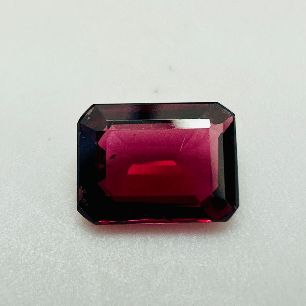 GARNET TRAP CUT   8MMX6MM 1.62CTS image 3