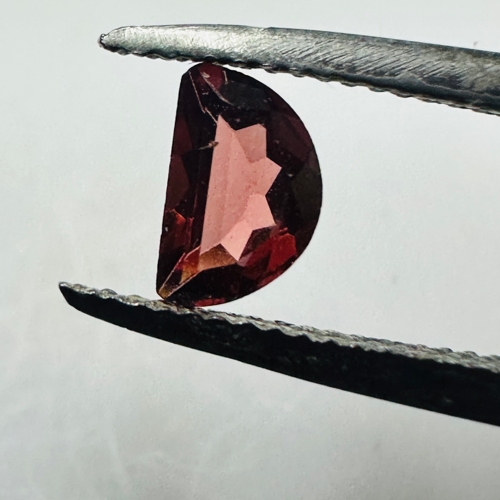GARNET D SHAPE  6MMX4MM 0.47CTS image 3