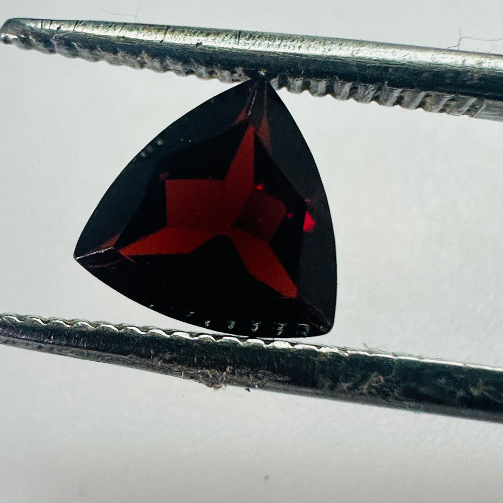 GARNET TRILLION 7MM  1.13CTS image 4