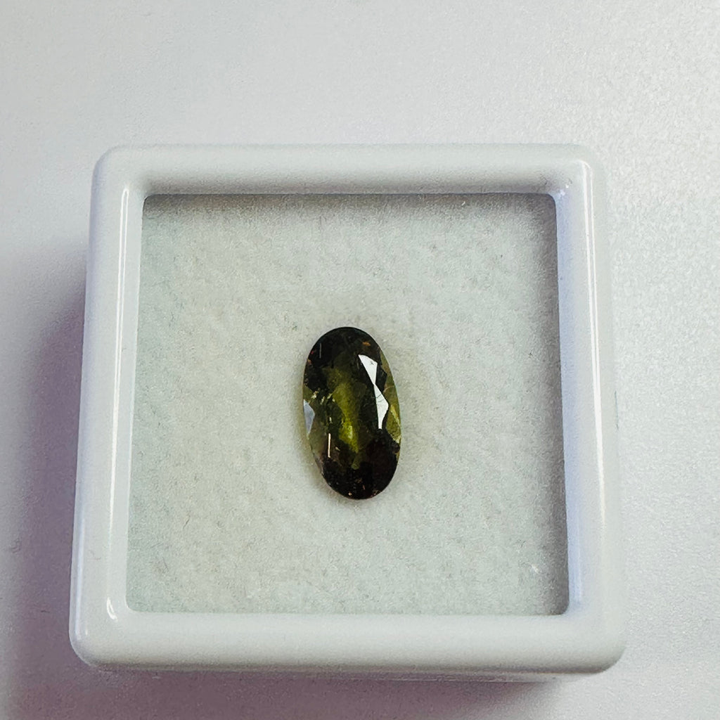 ANDALUSITE OVAL 9.5MMX4MM.  1.25CTS GREEN TO RED image 2