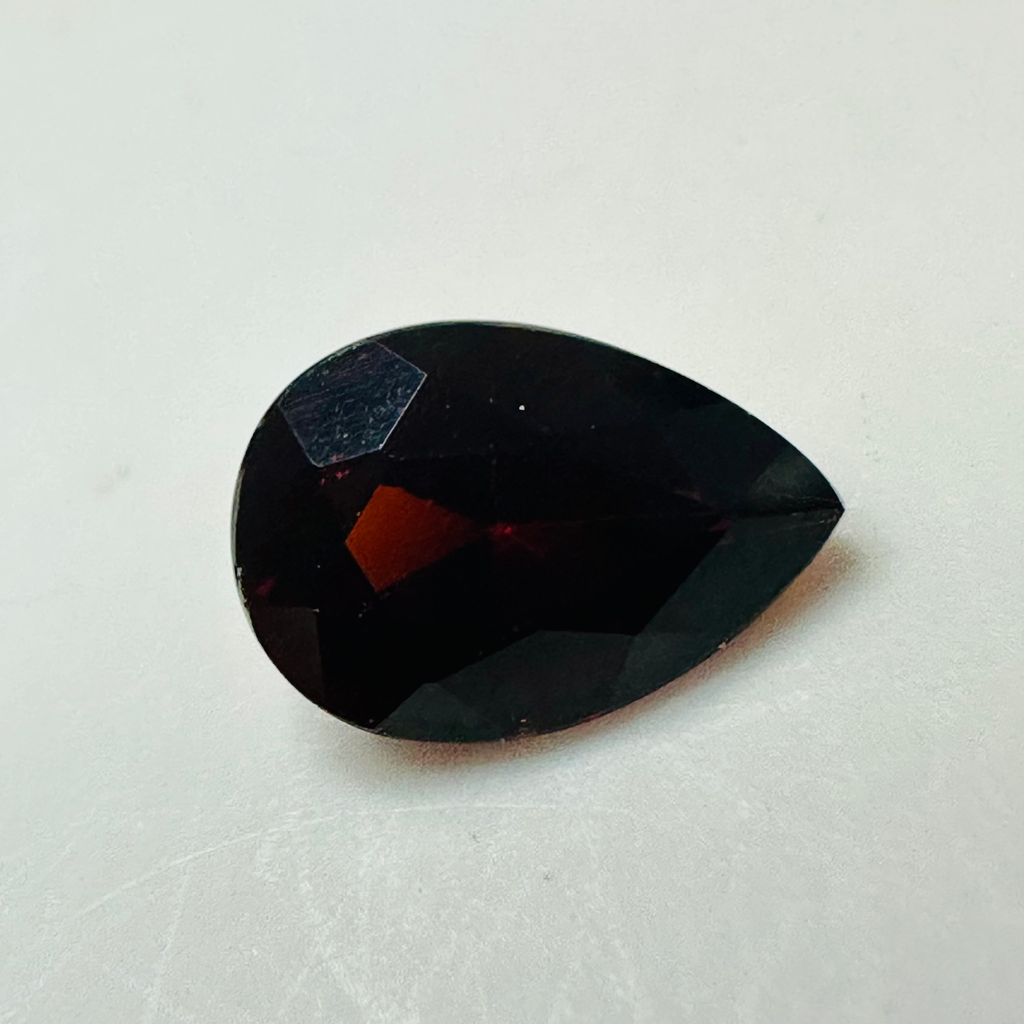 GARNET  PEAR 10.2MMX7.2MM  2.09CTS  DEEP RED image 6