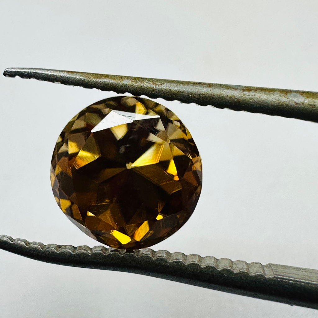 ZIRCON GOLDEN ROUND 7.7MM  3.23CTS image 0