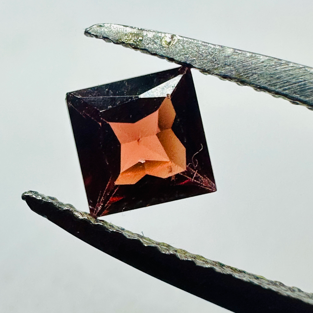 GARNET SQUARE 4.9MM  0.65CTS RED image 0