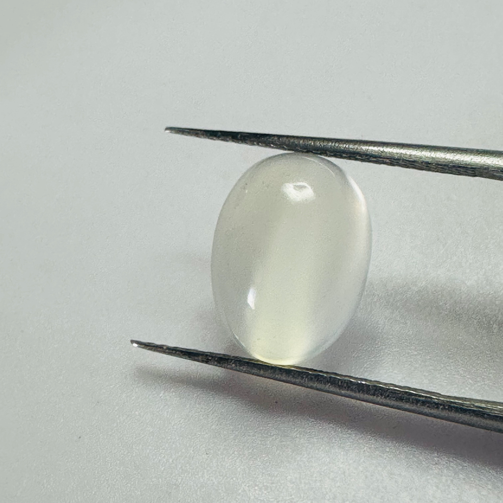 Moonstone  white moon oval 12mmx8mm  3.94cts image 0