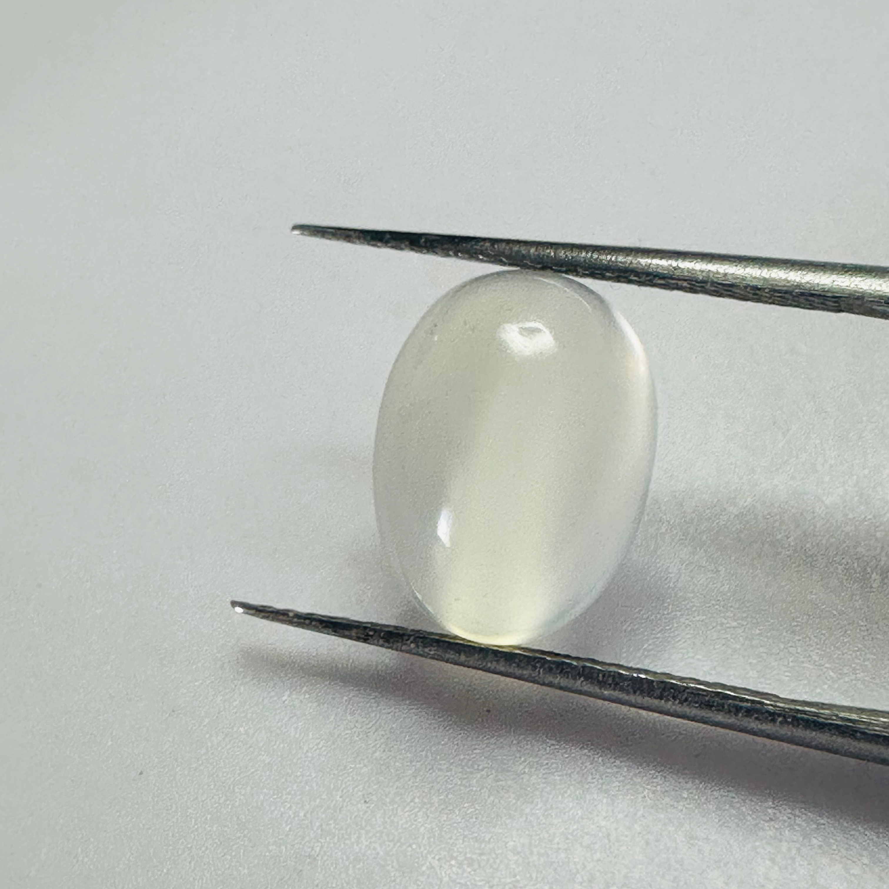 Moonstone  white moon oval 12mmx8mm  3.94cts image 0