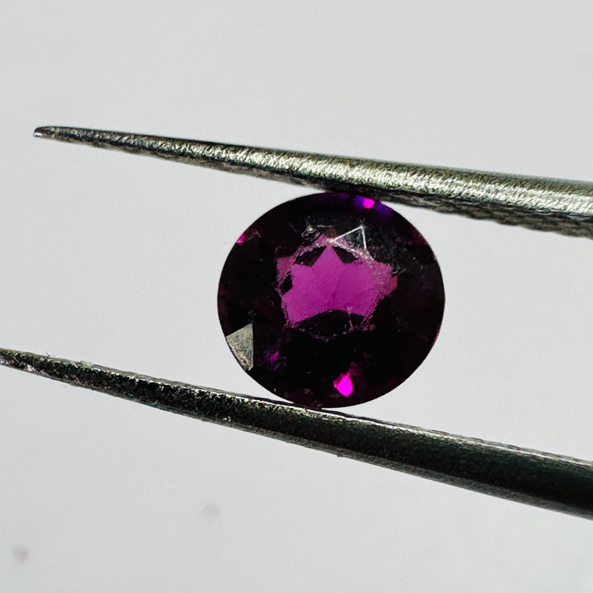 GARNET  ROUND 5.2MM  0.68CTS  RED image 2
