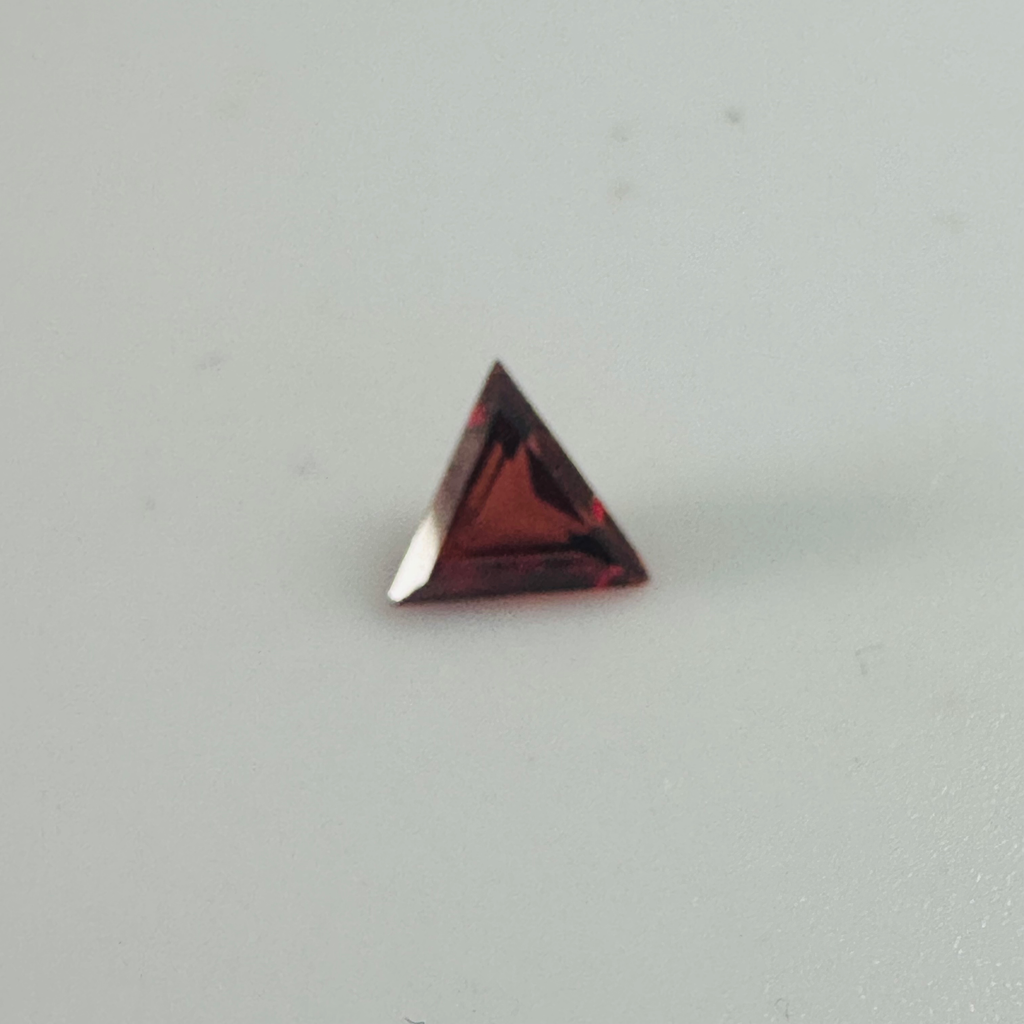 GARNET TRIANGLE 5MM  0.40CTS RED image 2