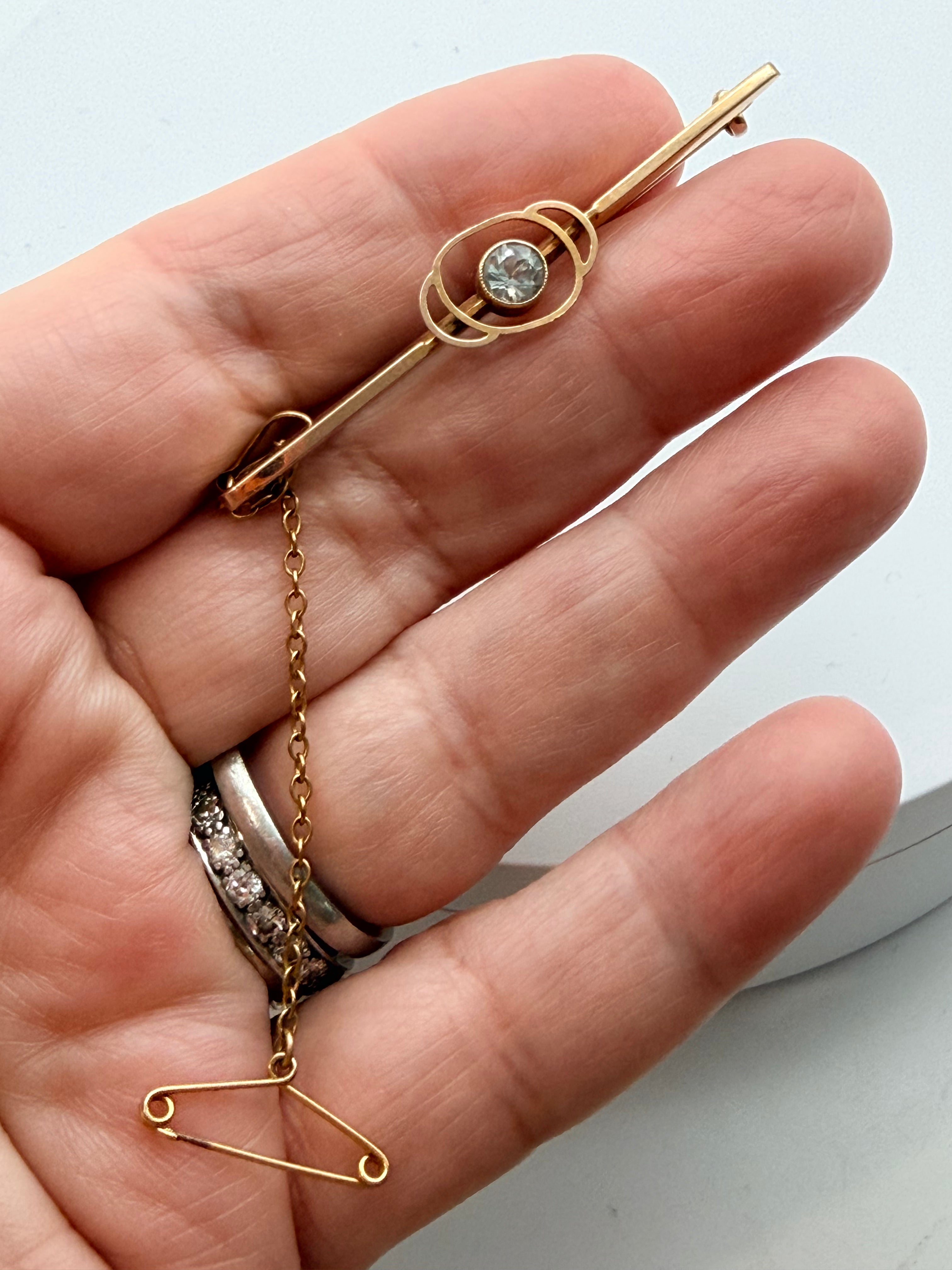 Antique 15ct Aquamarine brooch with safety chain