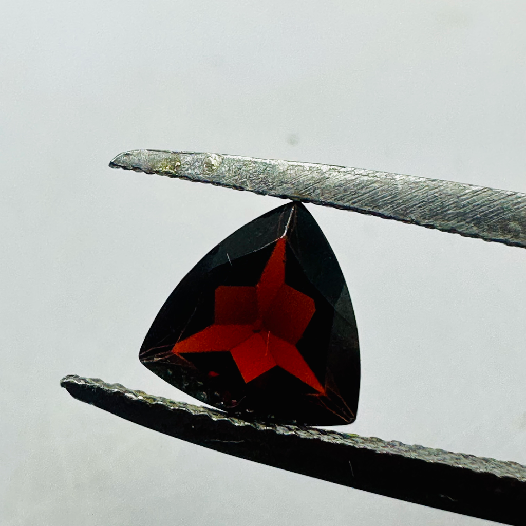 GARNET TRILLION 7MM  1.13CTS image 0