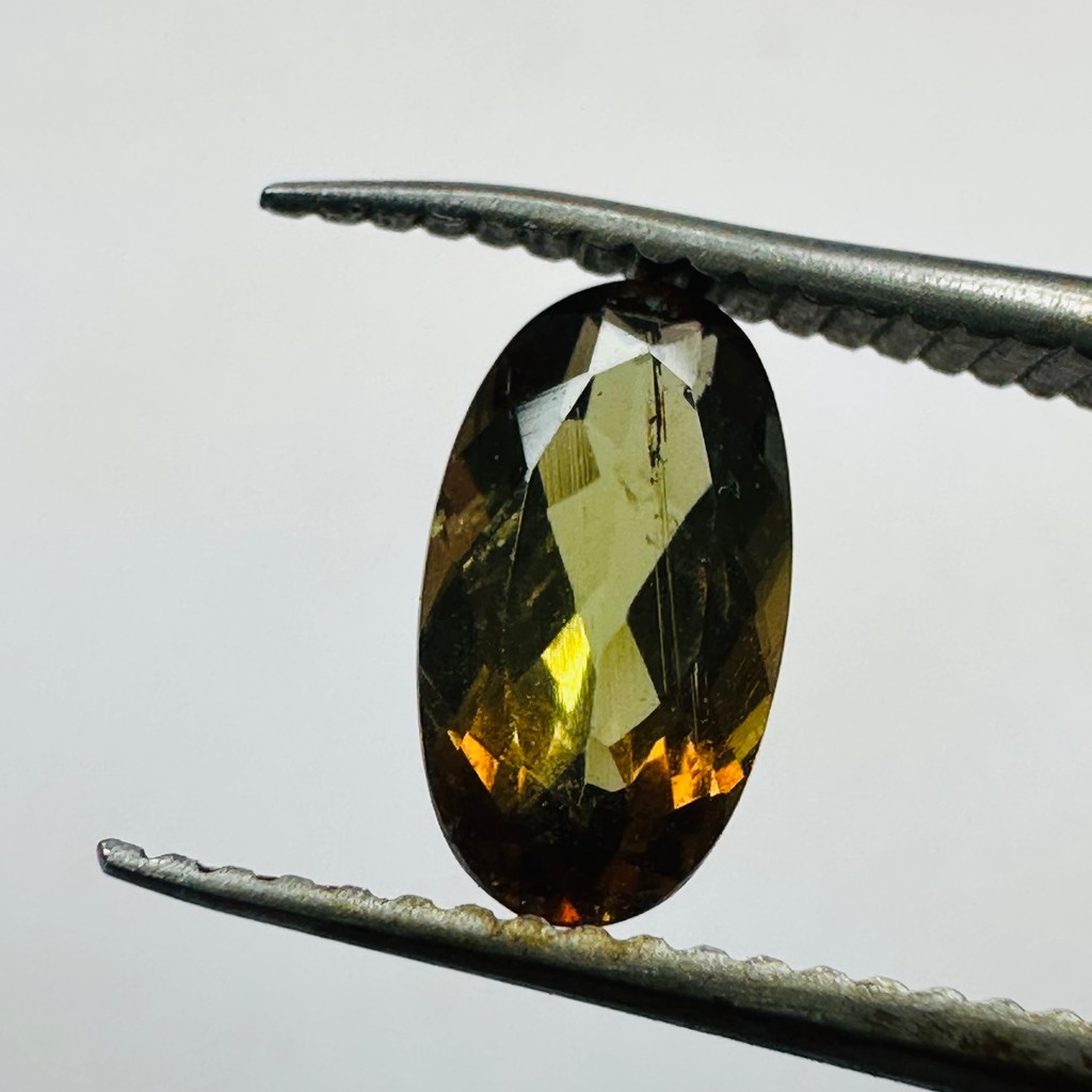 ANDALUSITE OVAL 9.5MMX4MM.  1.25CTS GREEN TO RED image 9