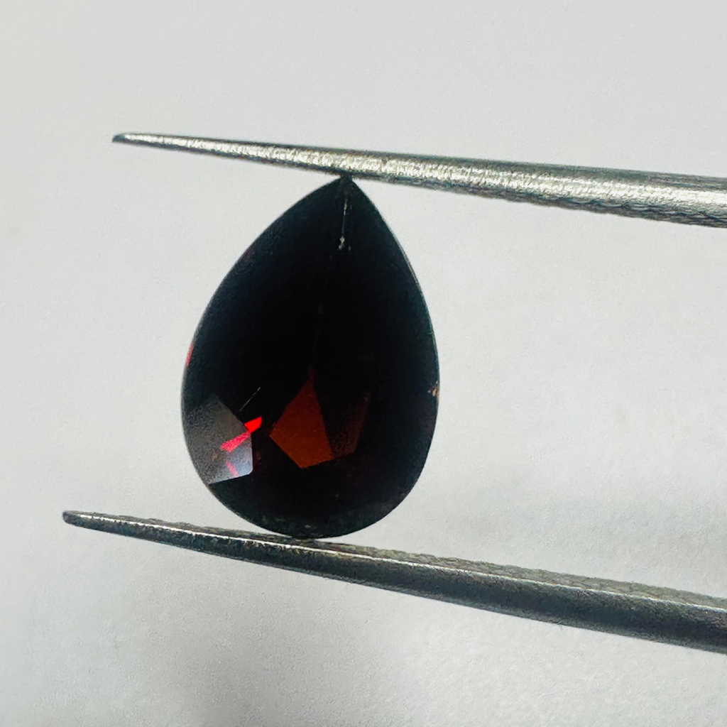 GARNET  PEAR 10.2MMX7.2MM  2.09CTS  DEEP RED image 1