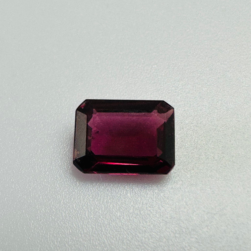 GARNET TRAP CUT   8MMX6MM 1.62CTS image 2