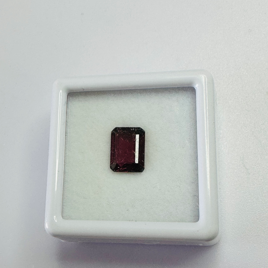 GARNET TRAP CUT   8MMX6MM 1.62CTS image 1