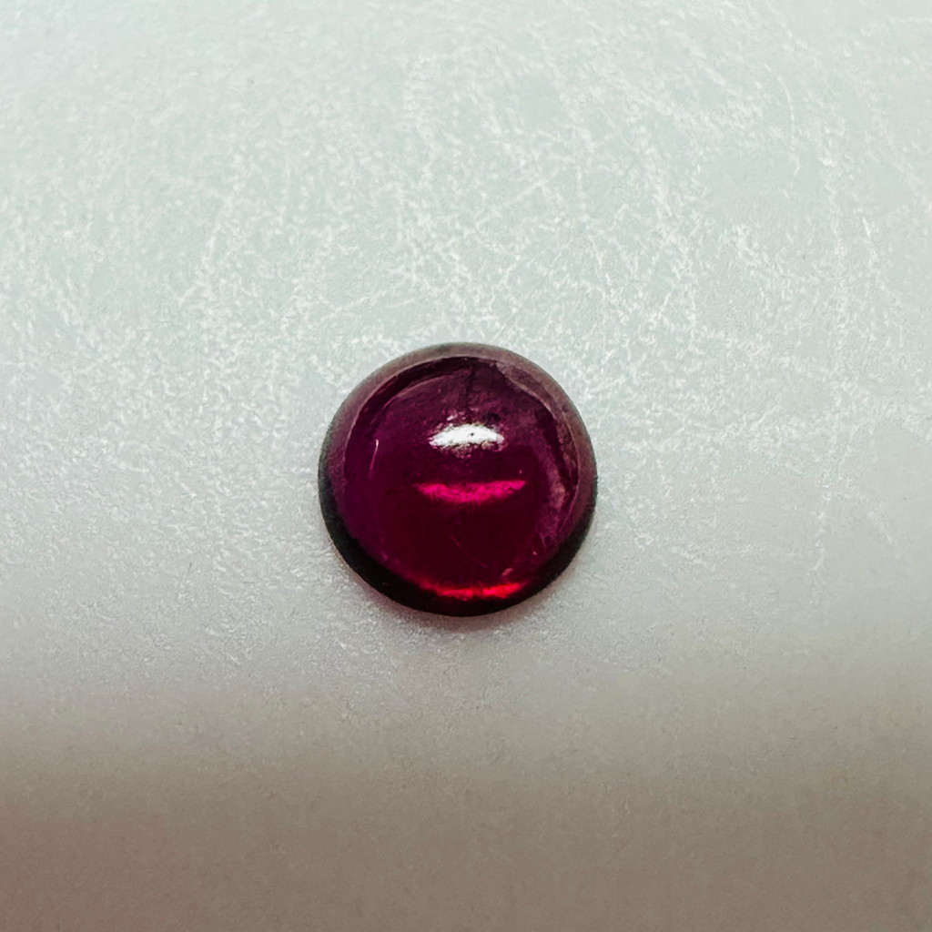 GARNET ROUND CAB 5MM.  0.53CTS image 4