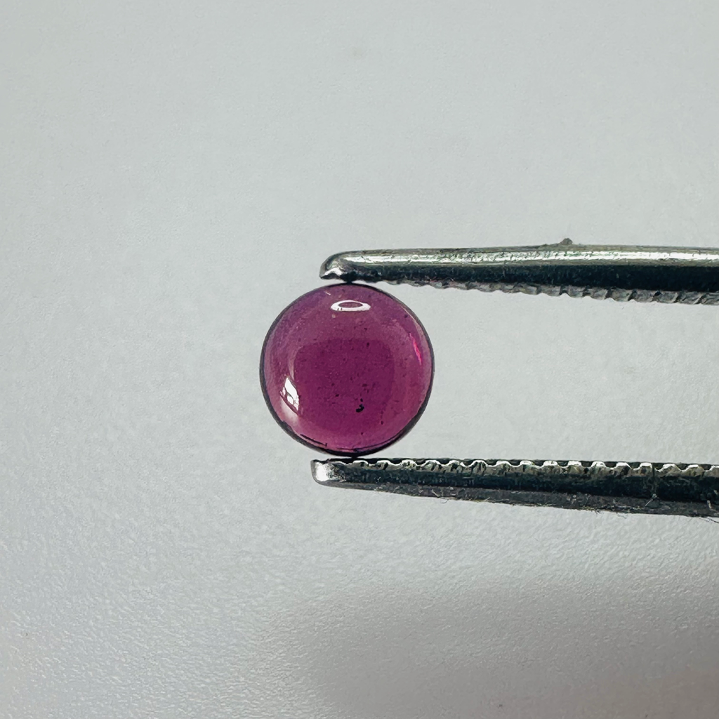 GARNET ROUND CAB 5MM.  0.53CTS image 1