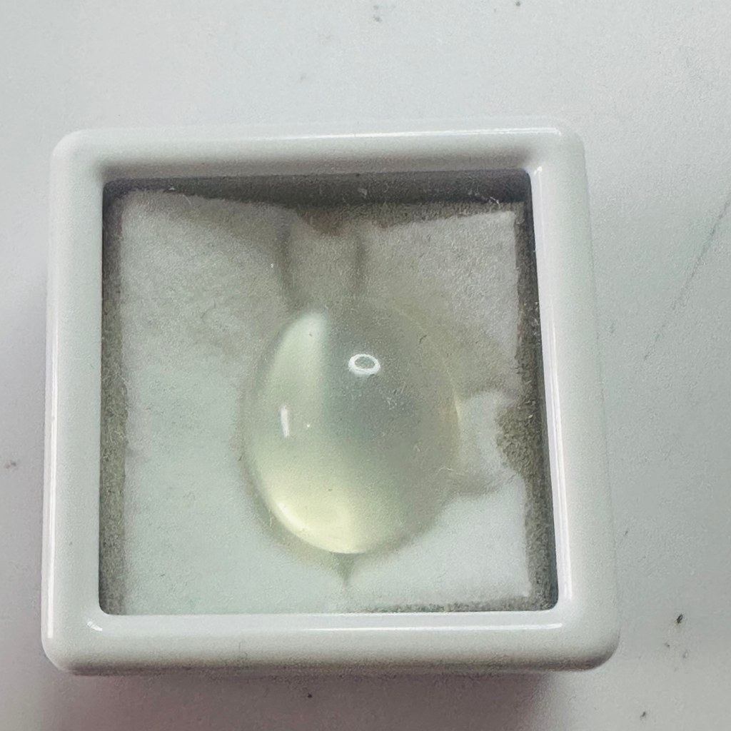 Moonstone  white moon oval 14.4x11.9mm  11.89cts image 8