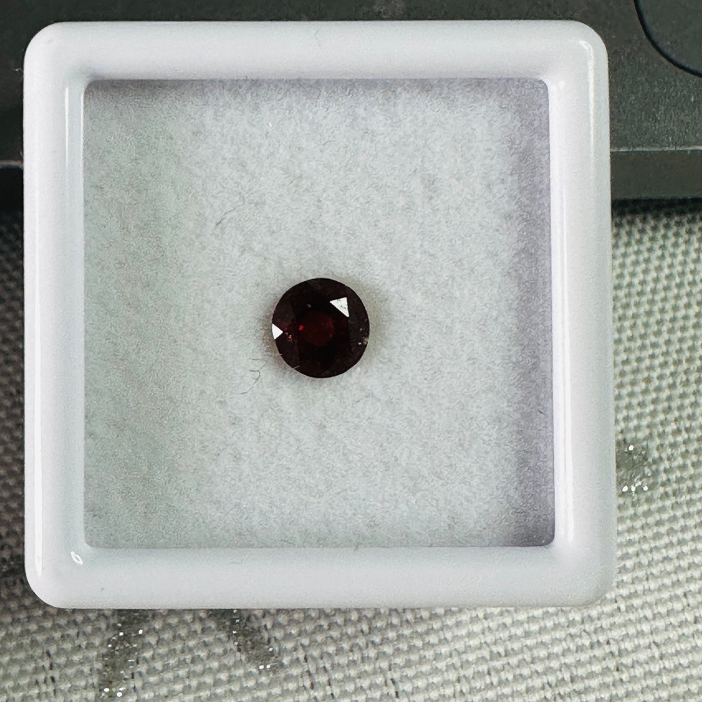 GARNET  ROUND 4.9MM  0.56CTS  RED image 3