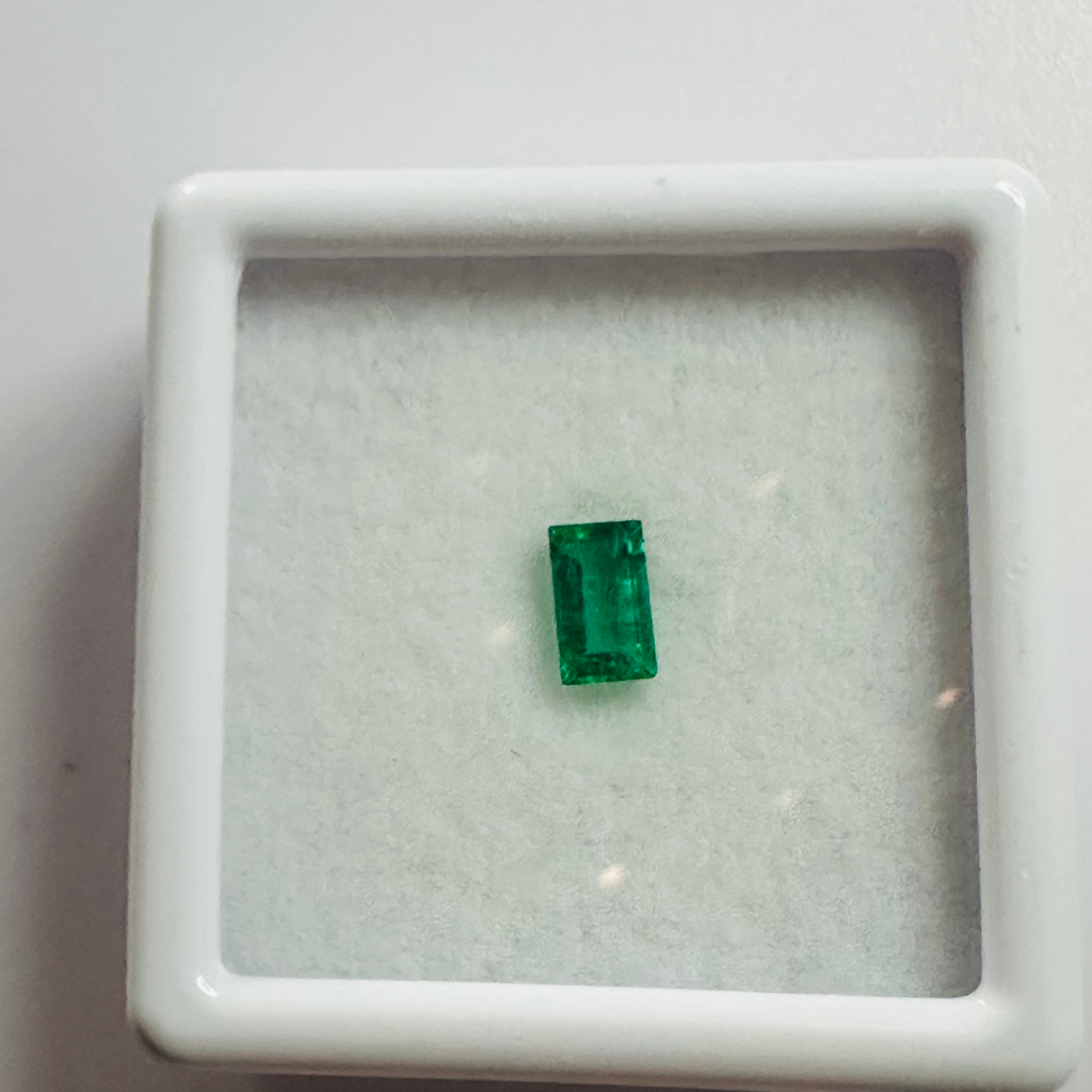 EMERALD BAGETTE 5MM X 3MM 0.30CTS image 2