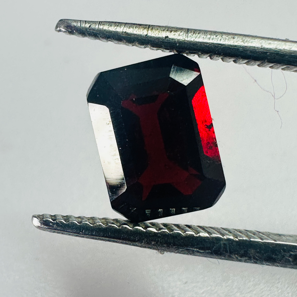 GARNET TRAP CUT   8MMX6MM 2.03CTS image 2