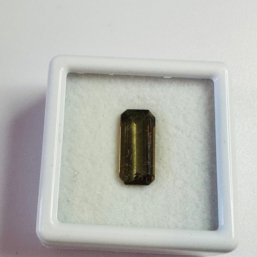 ANDALUSITE 11.5MMX5.5MM.  2.15CTS GREEN TO RED image 4