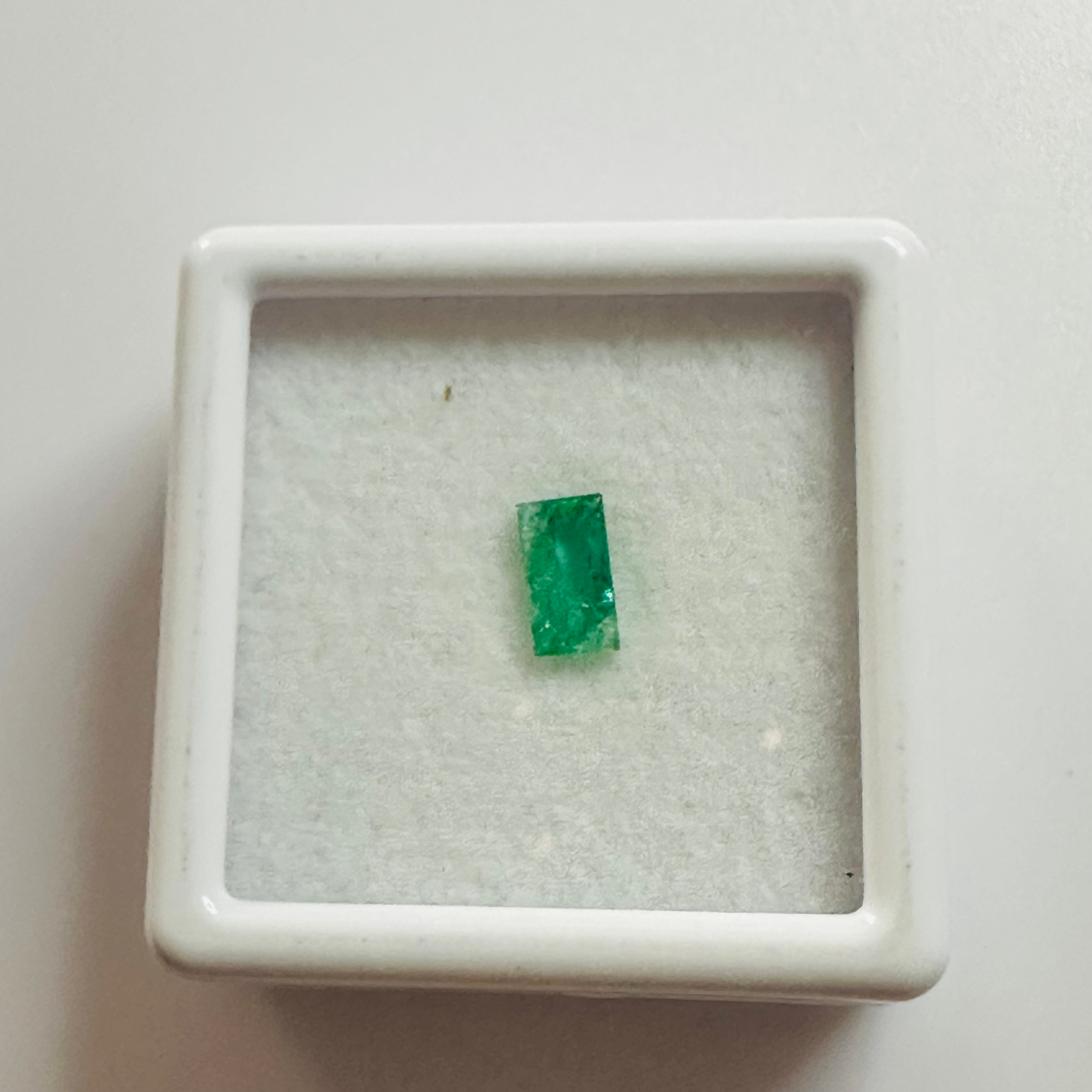 EMERALD BAGETTE 6MM X 3MM 0.39CTS image 2