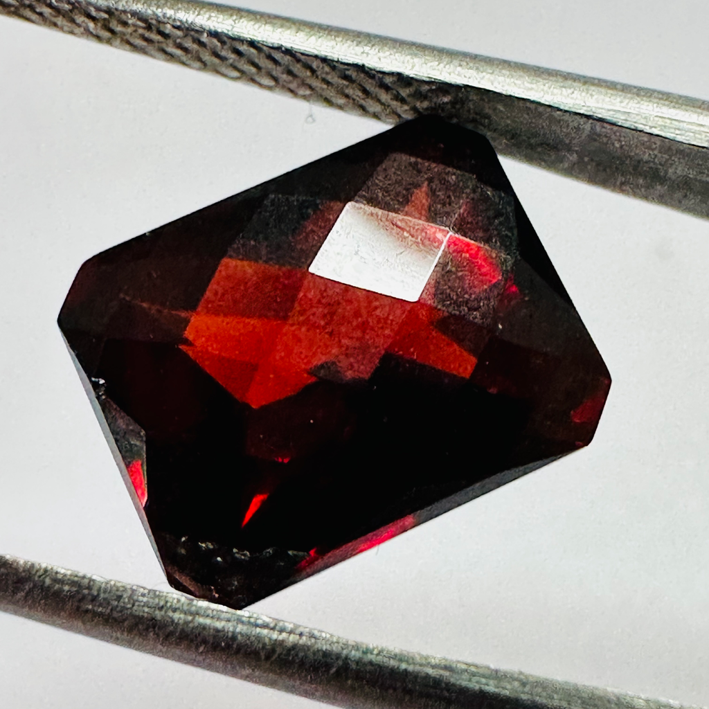 GARNET  RECTANGLE CHECKERBOARD 10MMX 8MM 4.61CTS RED image 4