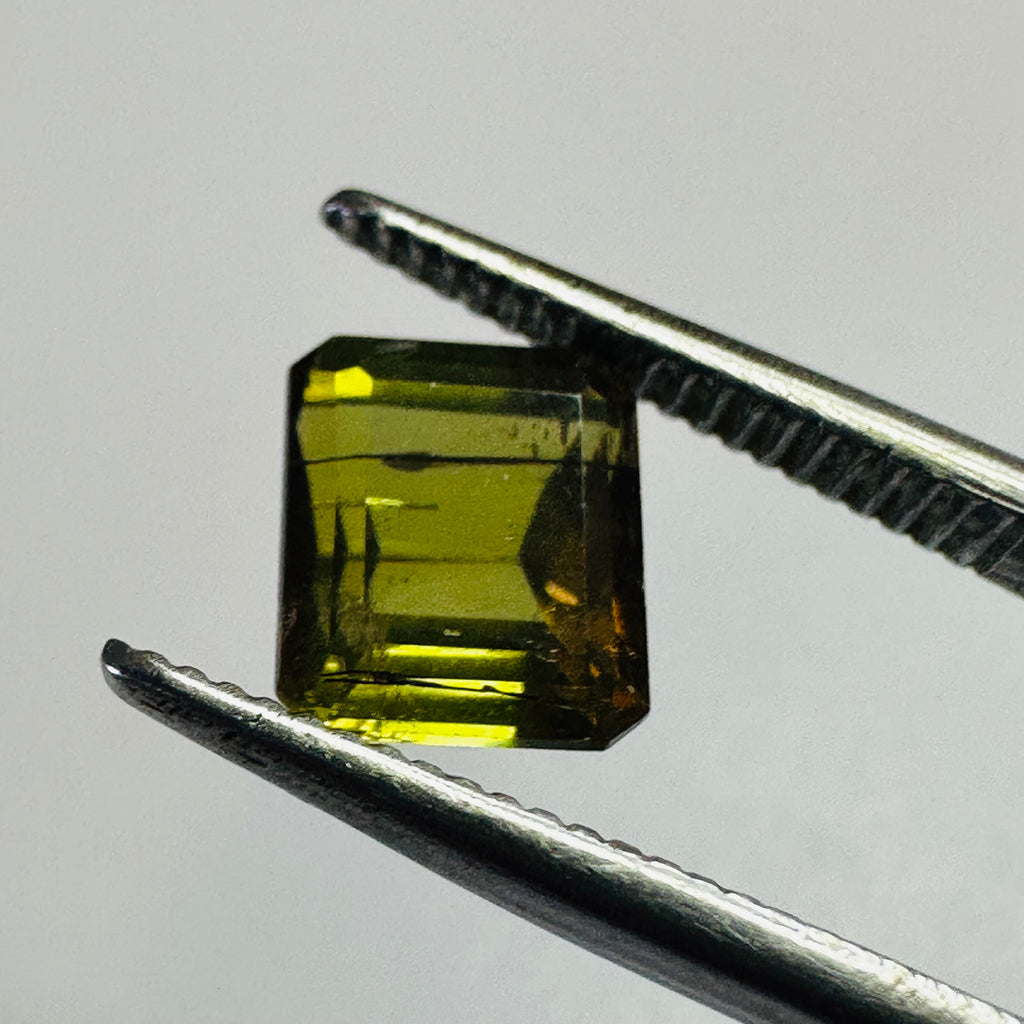 ANDALUSITE  TRAP CUT 7MMX5MM.  1.60CTS GREEN TO RED image 1